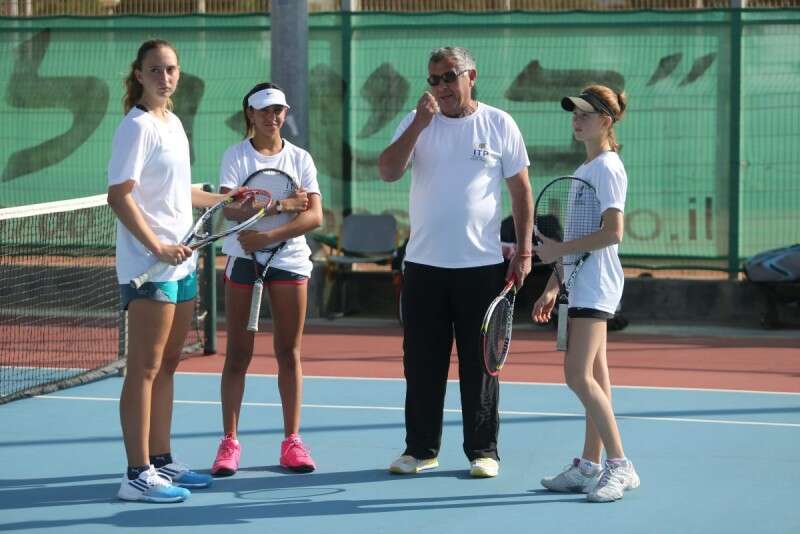 פטריק סימון באימון. "אין מספיק ילדות שבוחרות בטניס"